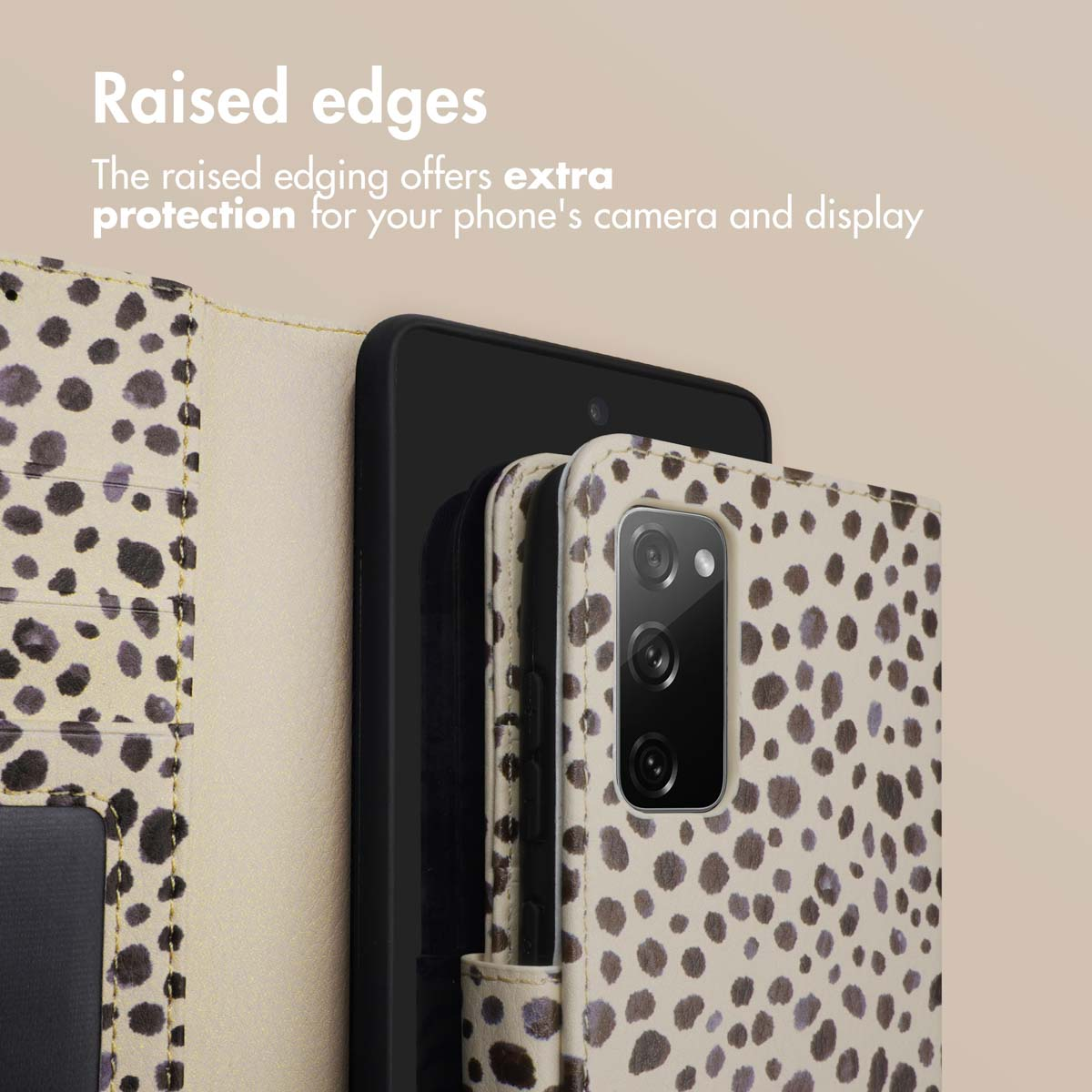 Bordes elevados en una funda de leopardo ofrecen protección extra para cámara y pantalla.