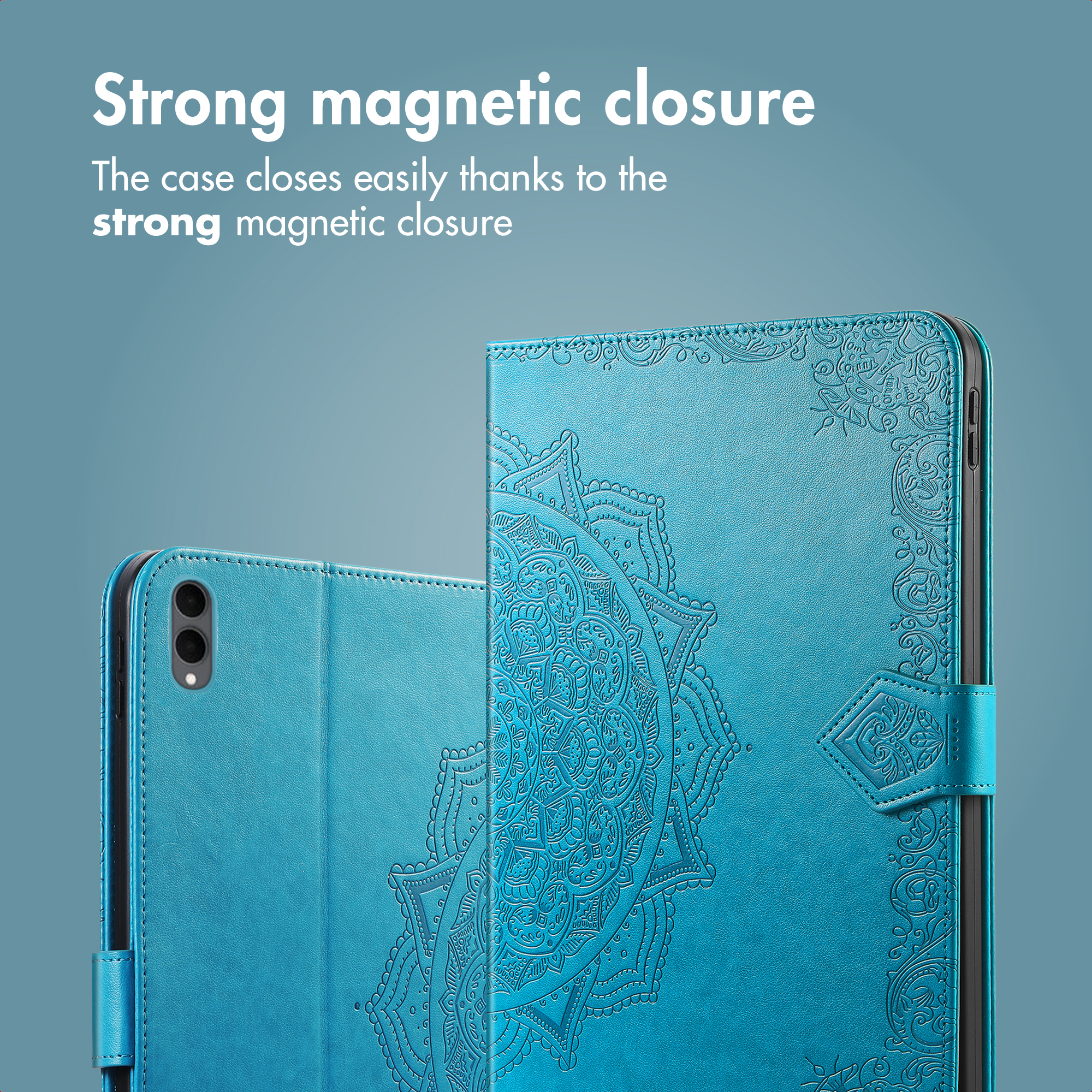 Deux étuis de tablette bleus avec des motifs de mandala gaufrés et une fermeture magnétique sur fond bleu.