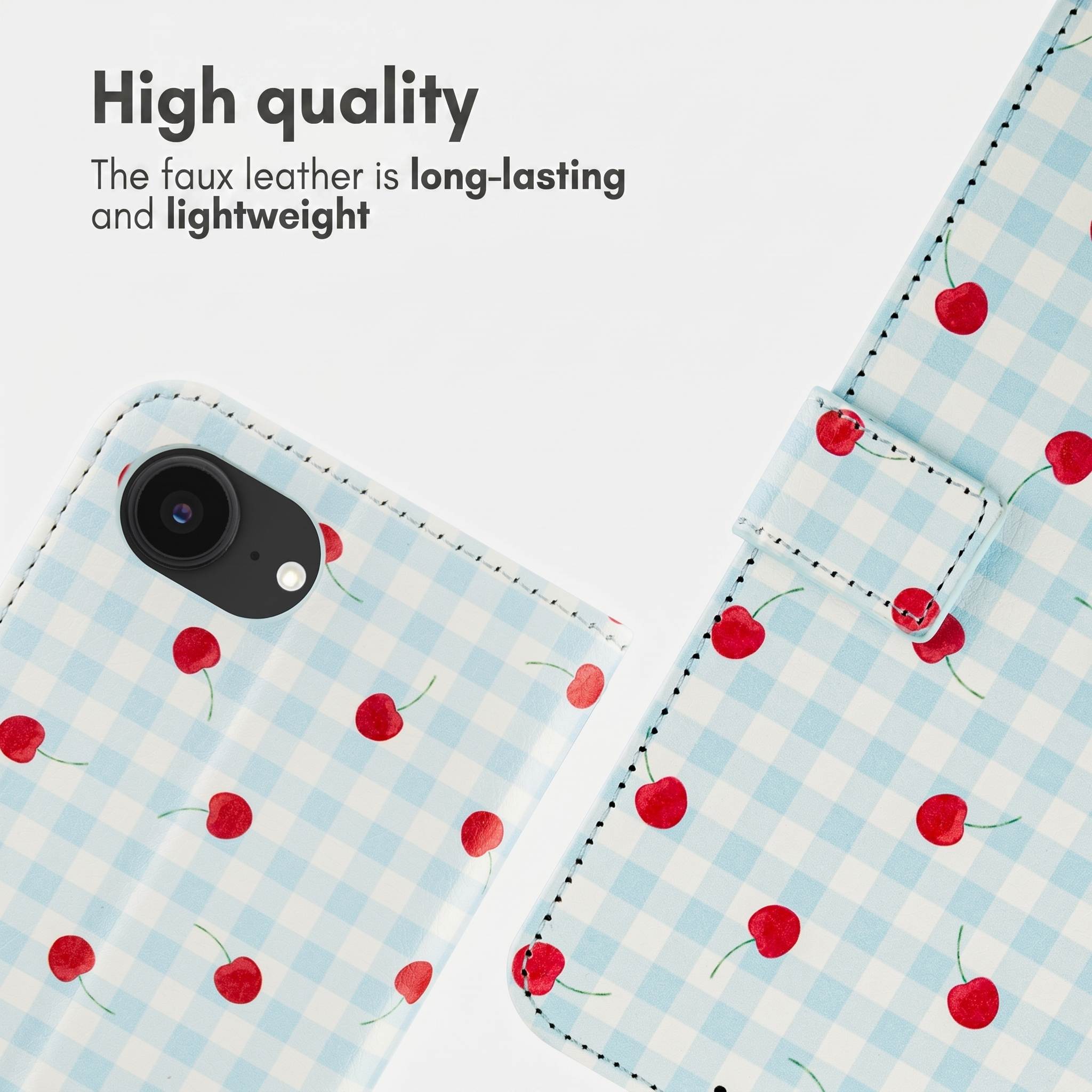 Blaue Gingham-Handyhülle mit roten Kirschen und Text über Kunstleder.