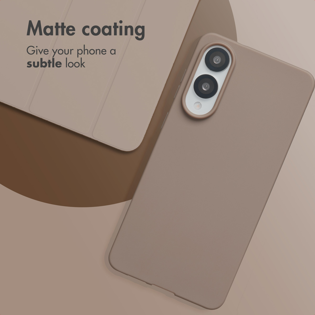 Una funda de móvil marrón mate con dos lentes de cámara sobre fondo beige y texto Matte coating.
