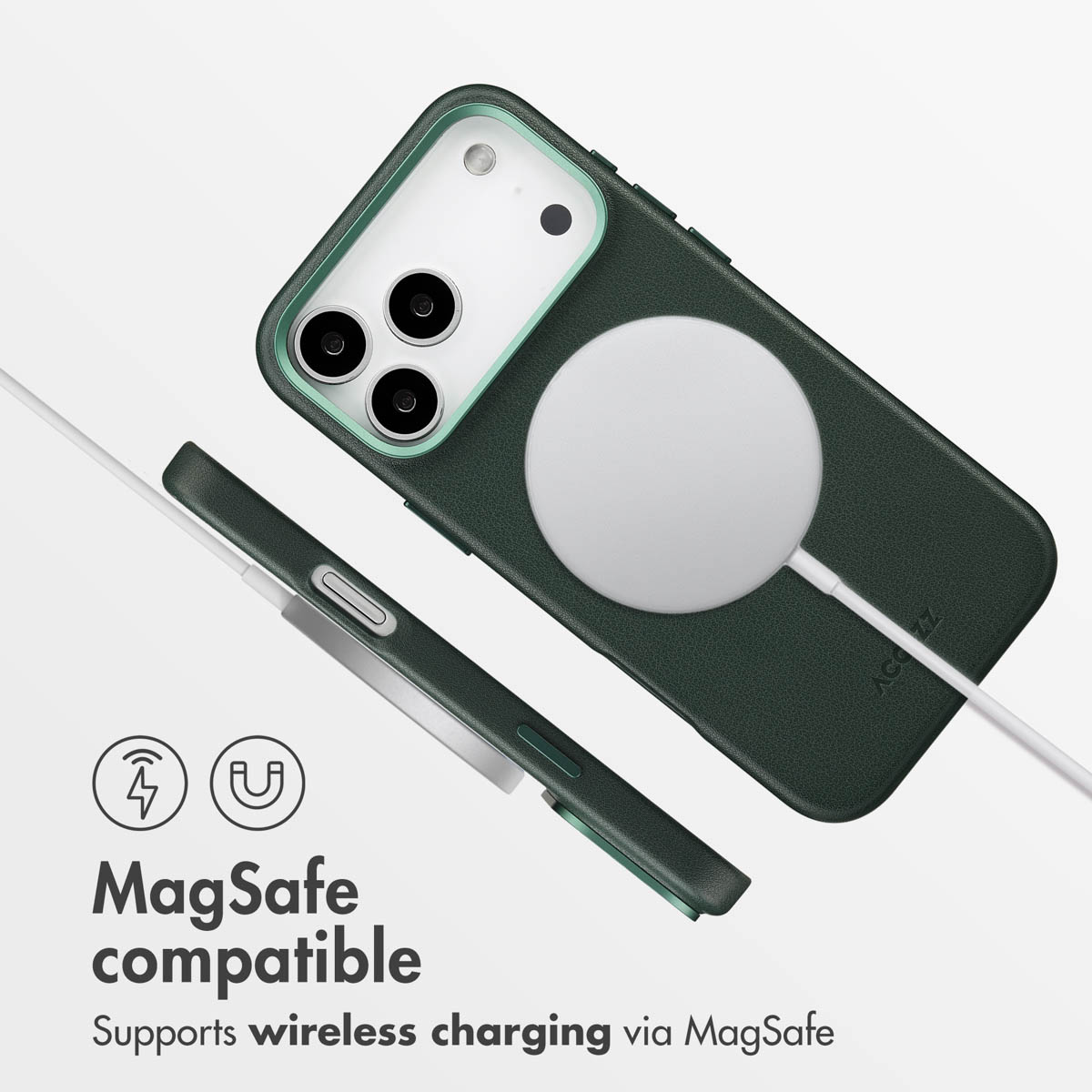 Coque de téléphone verte avec chargeur MagSafe et câble de charge sur fond clair.