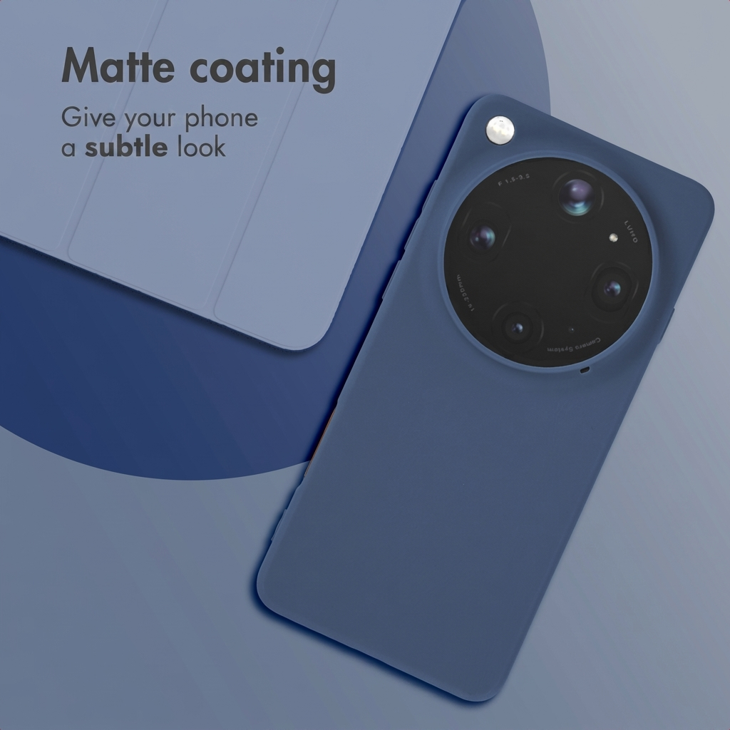 Un smartphone azul con funda mate y gran cámara circular, junto a una funda plegable a juego.