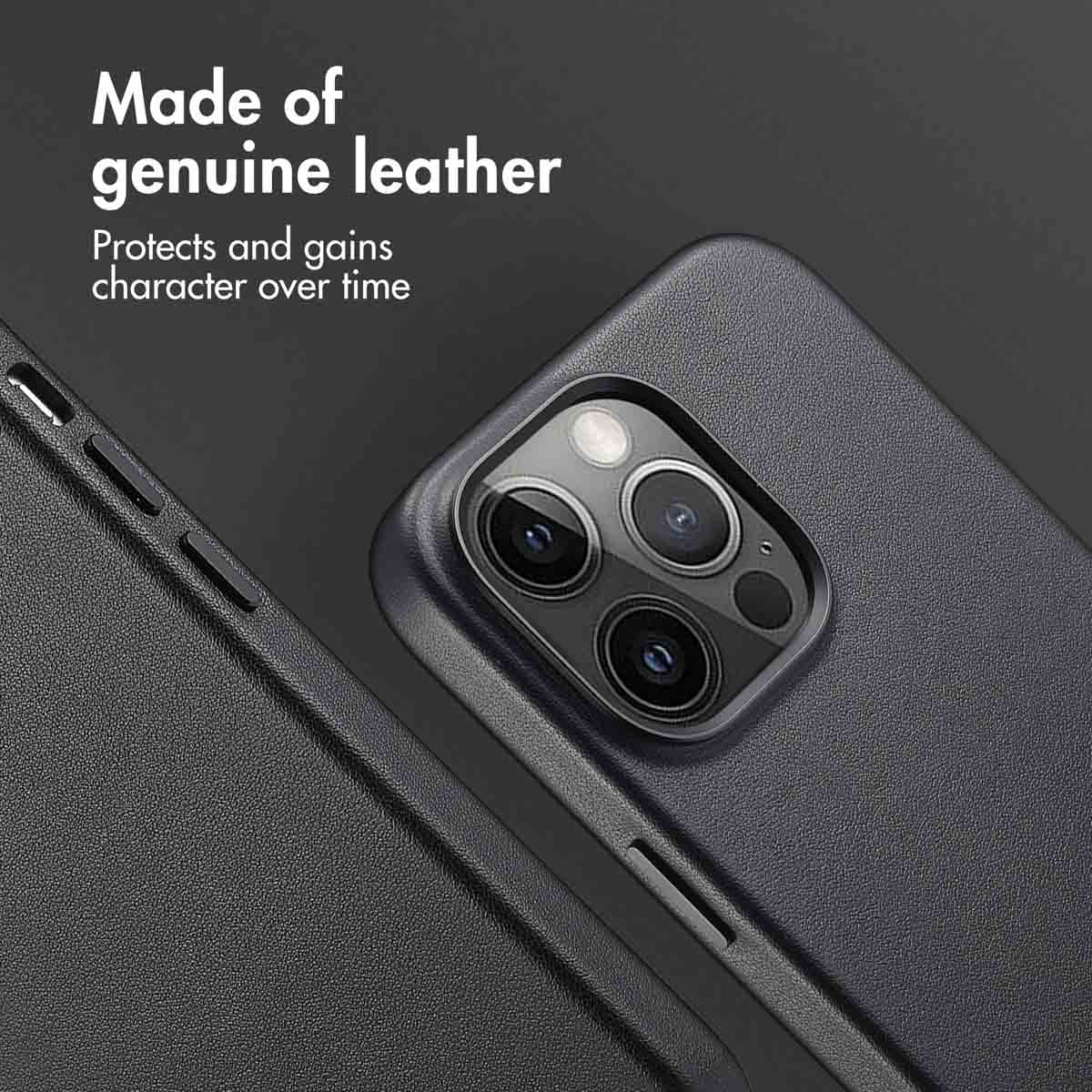 Gros plan sur une coque de smartphone en cuir noir avec découpe pour l'appareil photo.
