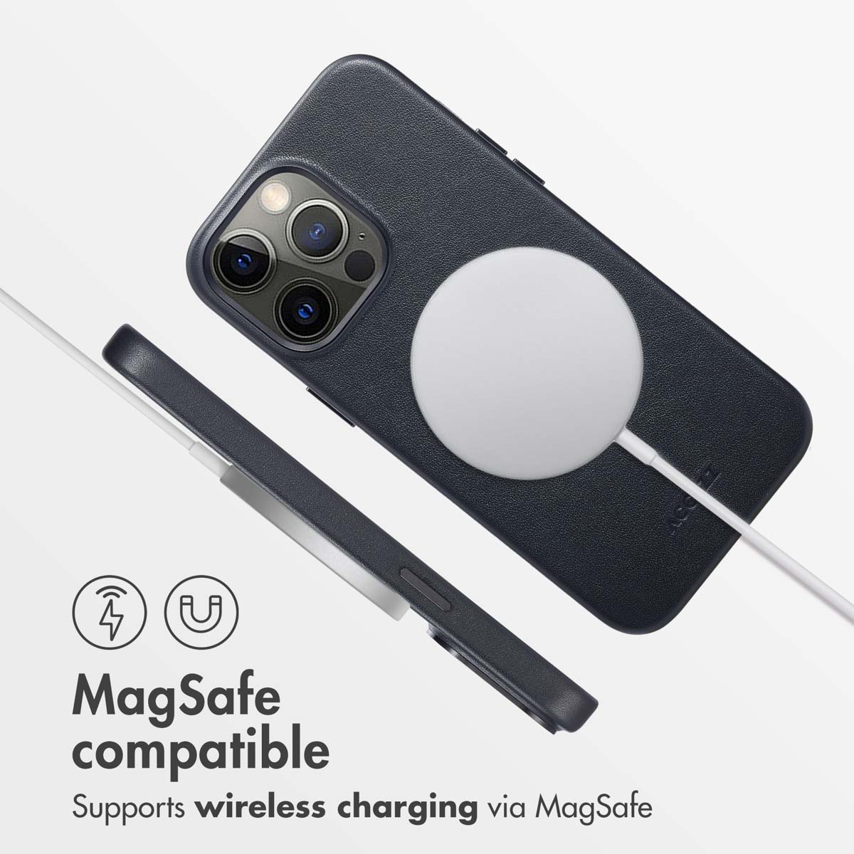 Coque de téléphone bleu foncé avec chargeur MagSafe et texte de compatibilité.