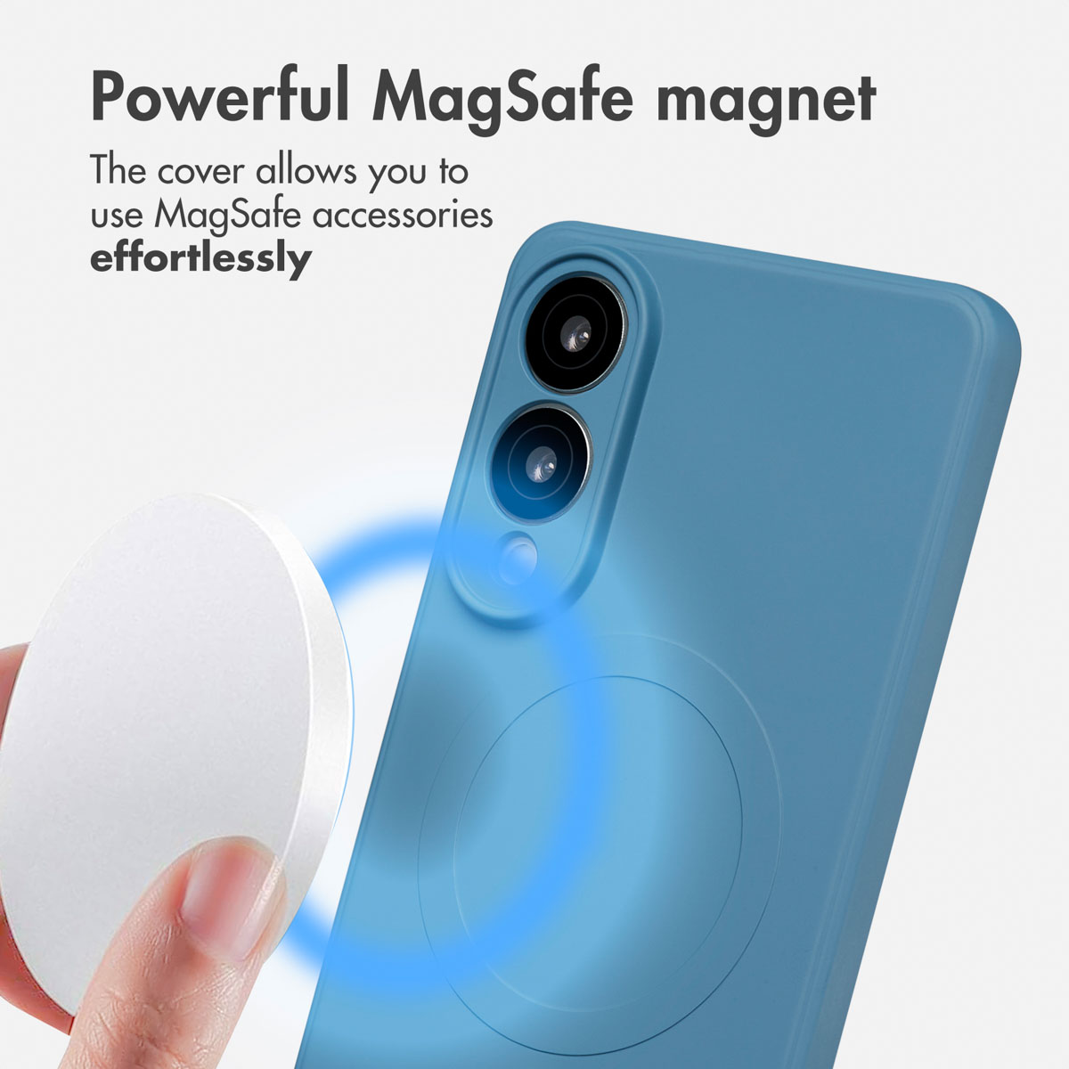 Eine Hand hält ein weißes MagSafe-Zubehörteil neben eine blaue Handyhülle mit leuchtendem blauen Ringeffekt.