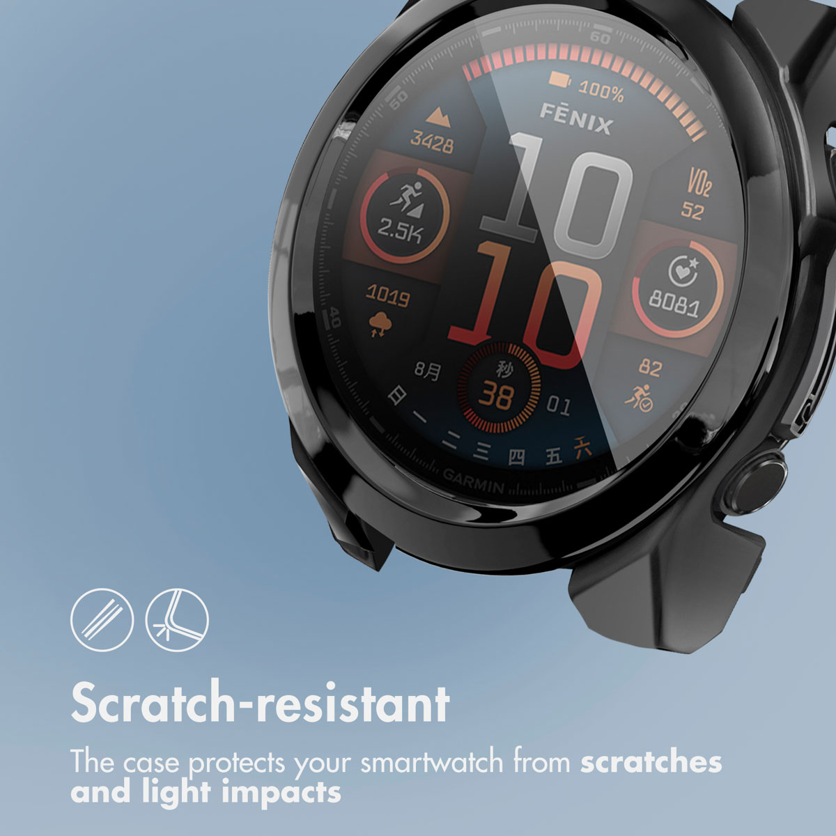 Un reloj inteligente Garmin negro en una funda protectora sobre fondo azul claro.
