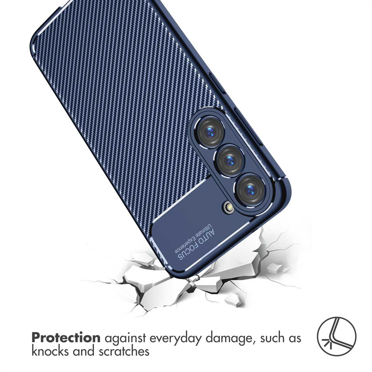 Coque de smartphone bleue en fibre de carbone sur fond craquelé, texte indique protection contre les dommages.