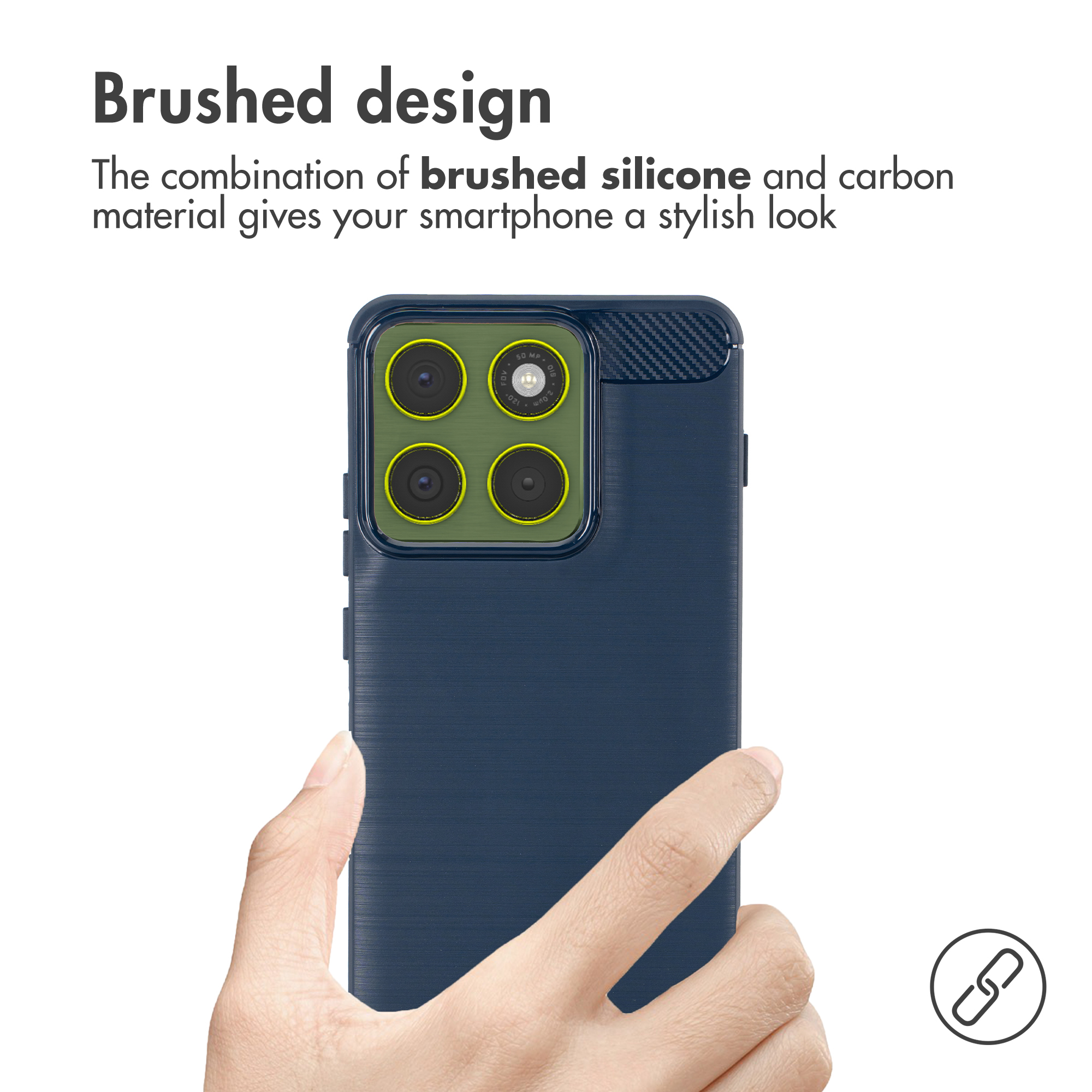 Mano sosteniendo funda azul oscura para móvil con textura cepillada.