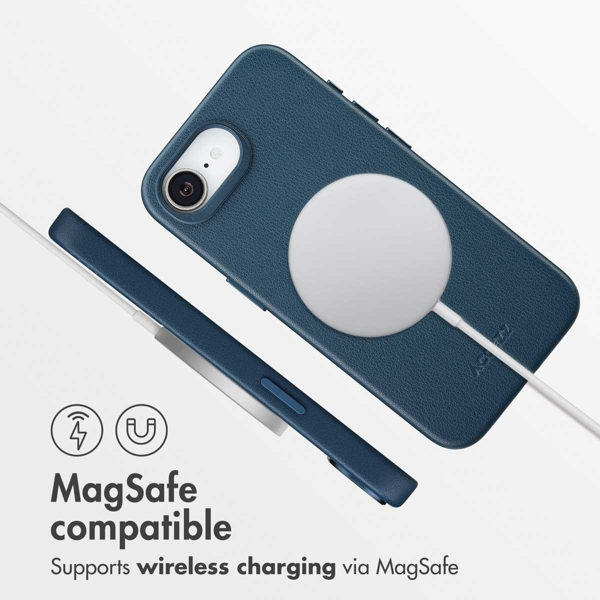 Custodia per telefono in pelle blu con funzione di ricarica MagSafe su sfondo chiaro.