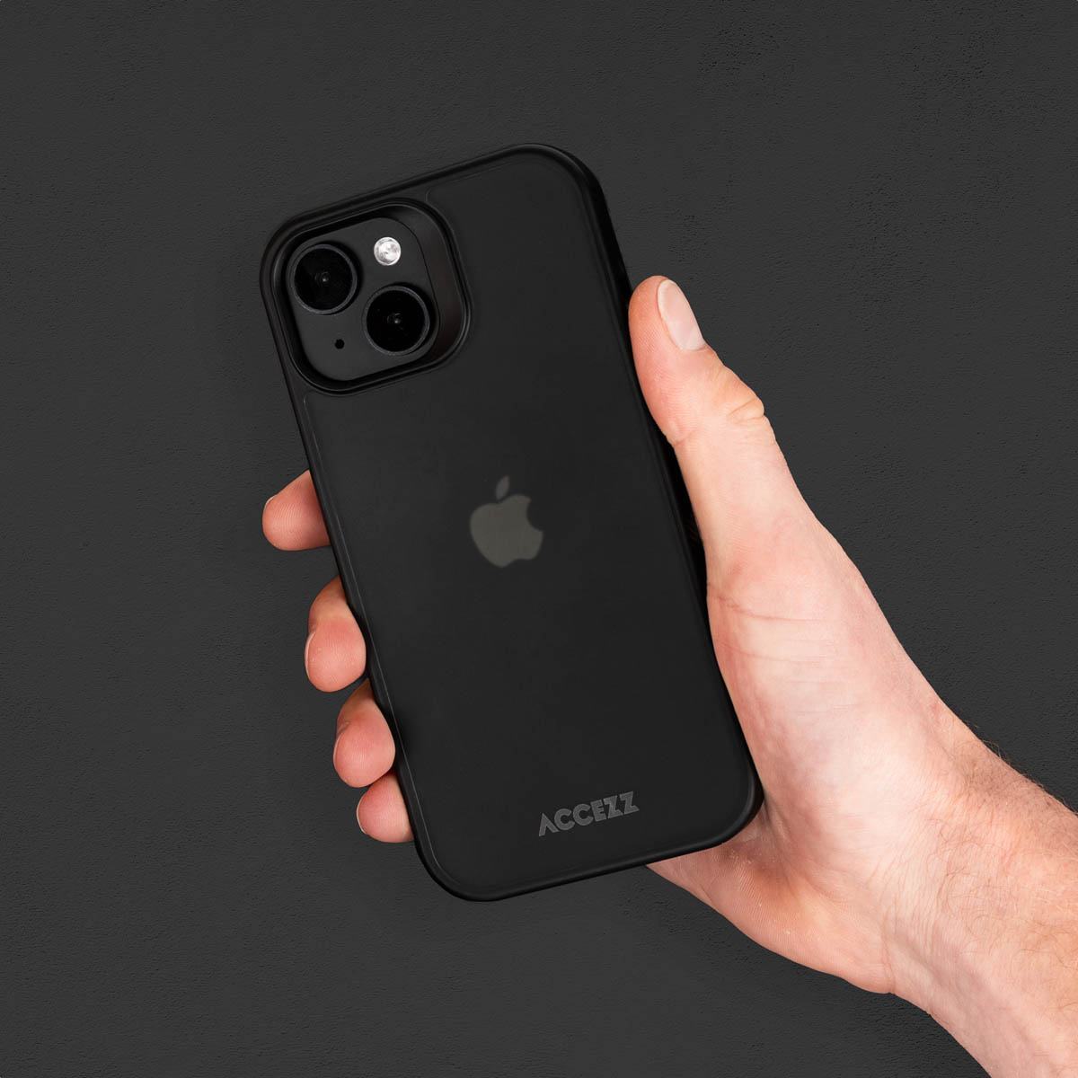 Una mano sosteniendo un smartphone negro con doble cámara y la marca Accezz en la parte trasera.