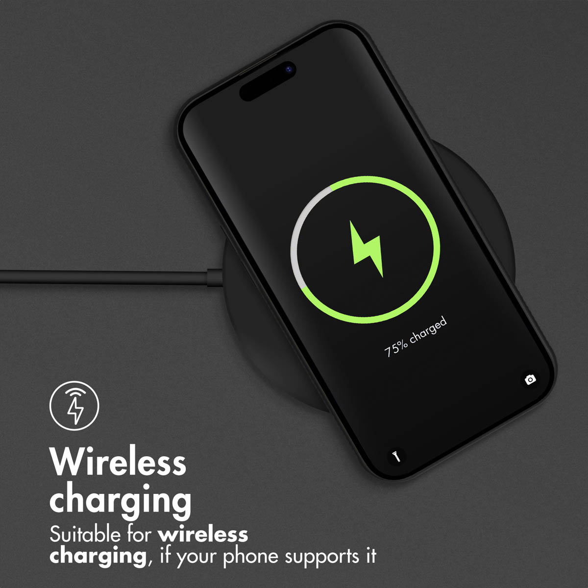 Un teléfono negro sobre una base de carga inalámbrica muestra un icono de carga verde y un 75% de batería.