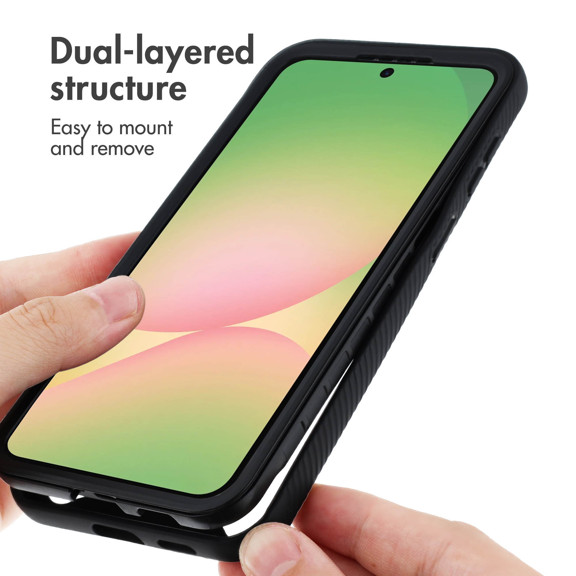 Hand houdt een smartphone vast in een stevige beschermhoes.