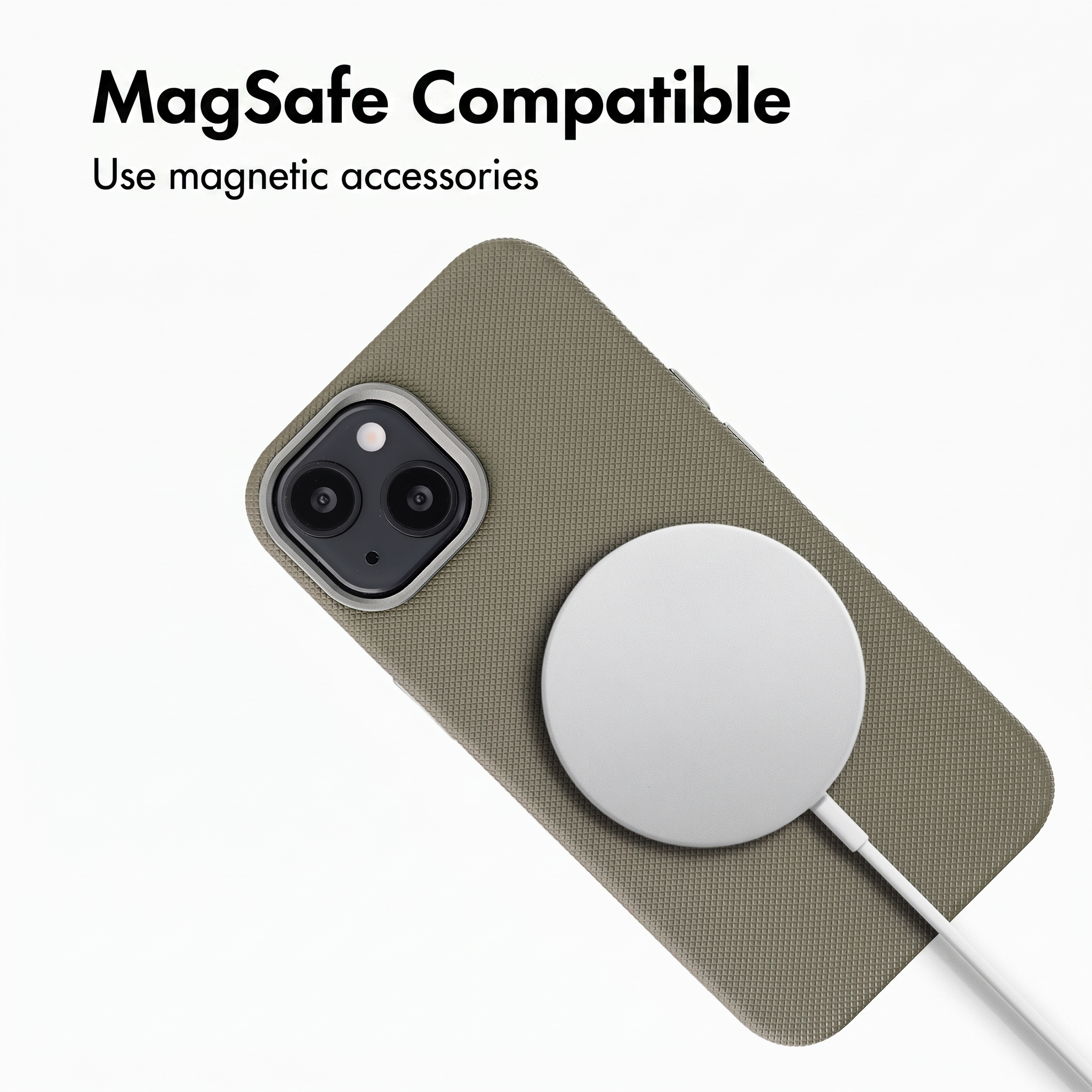 Uno smartphone compatibile MagSafe con custodia verde oliva testurizzata e caricatore bianco su sfondo bianco.