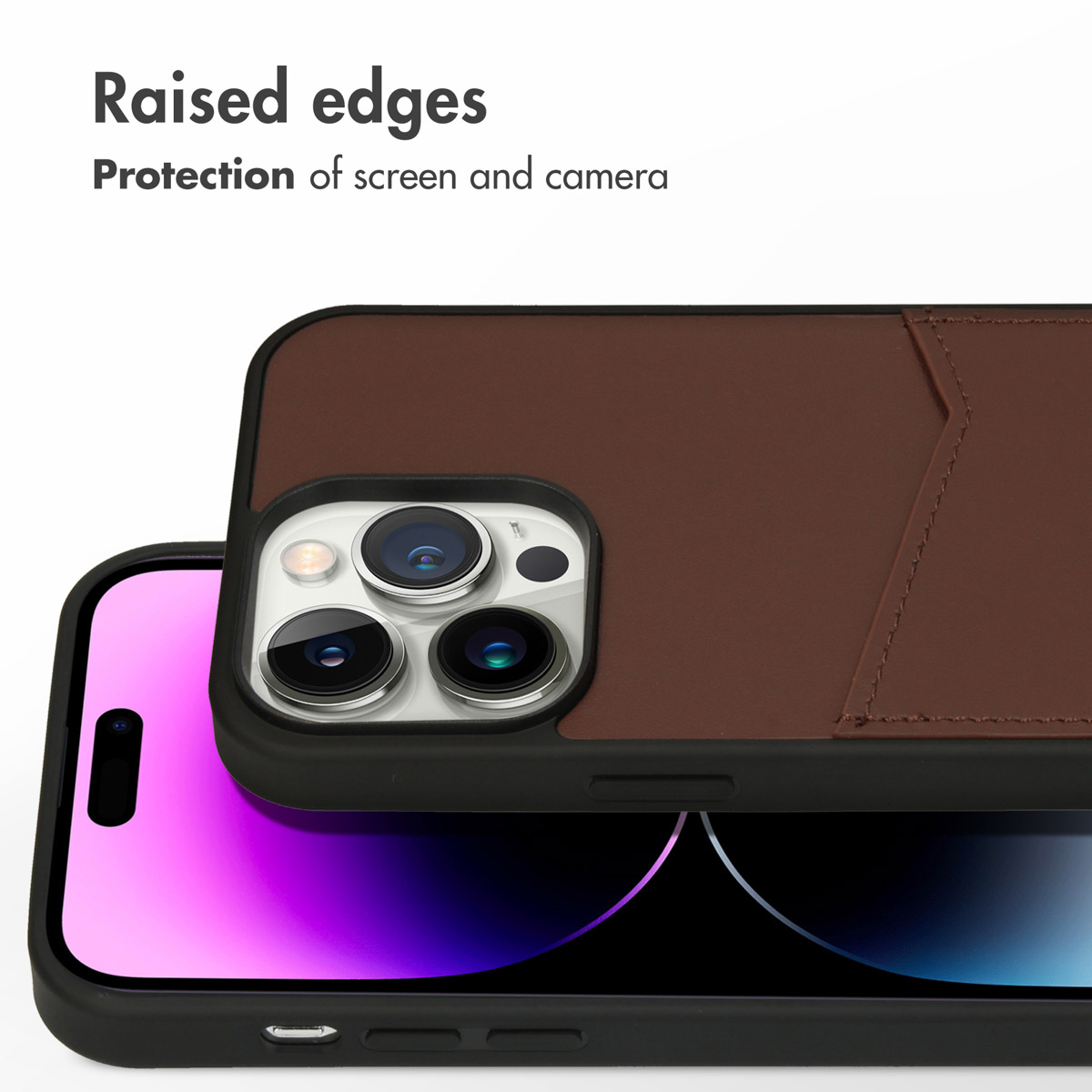 I bordi rialzati proteggono lo schermo e la fotocamera di un iPhone con custodia in pelle marrone.