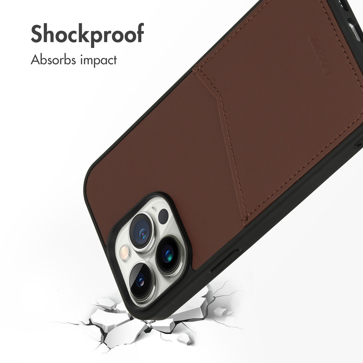 Uno smartphone in una custodia in pelle marrone antiurto colpisce una superficie fessurata.