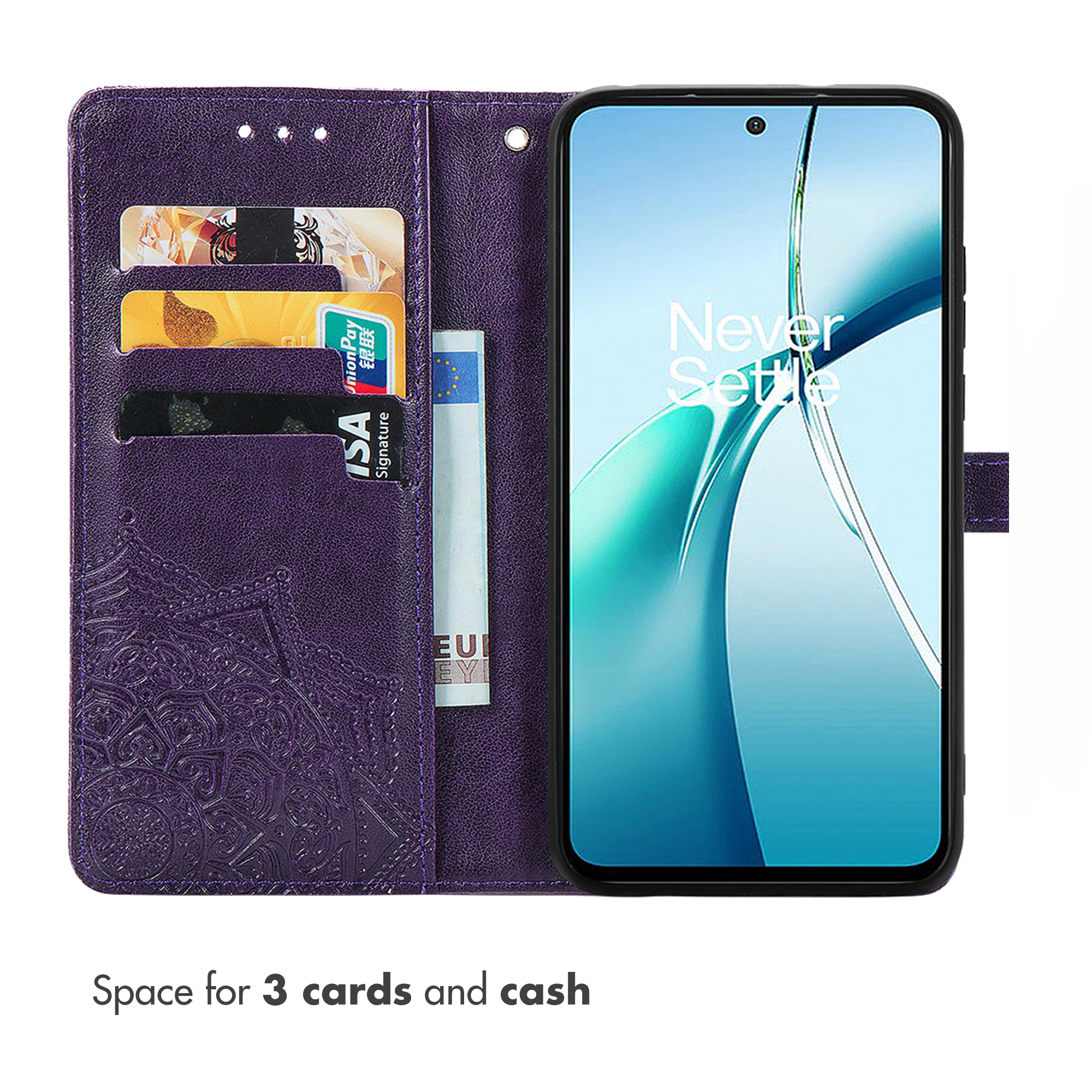 Custodia a portafoglio in pelle viola con tre carte e contanti, e uno smartphone con sfondo blu.