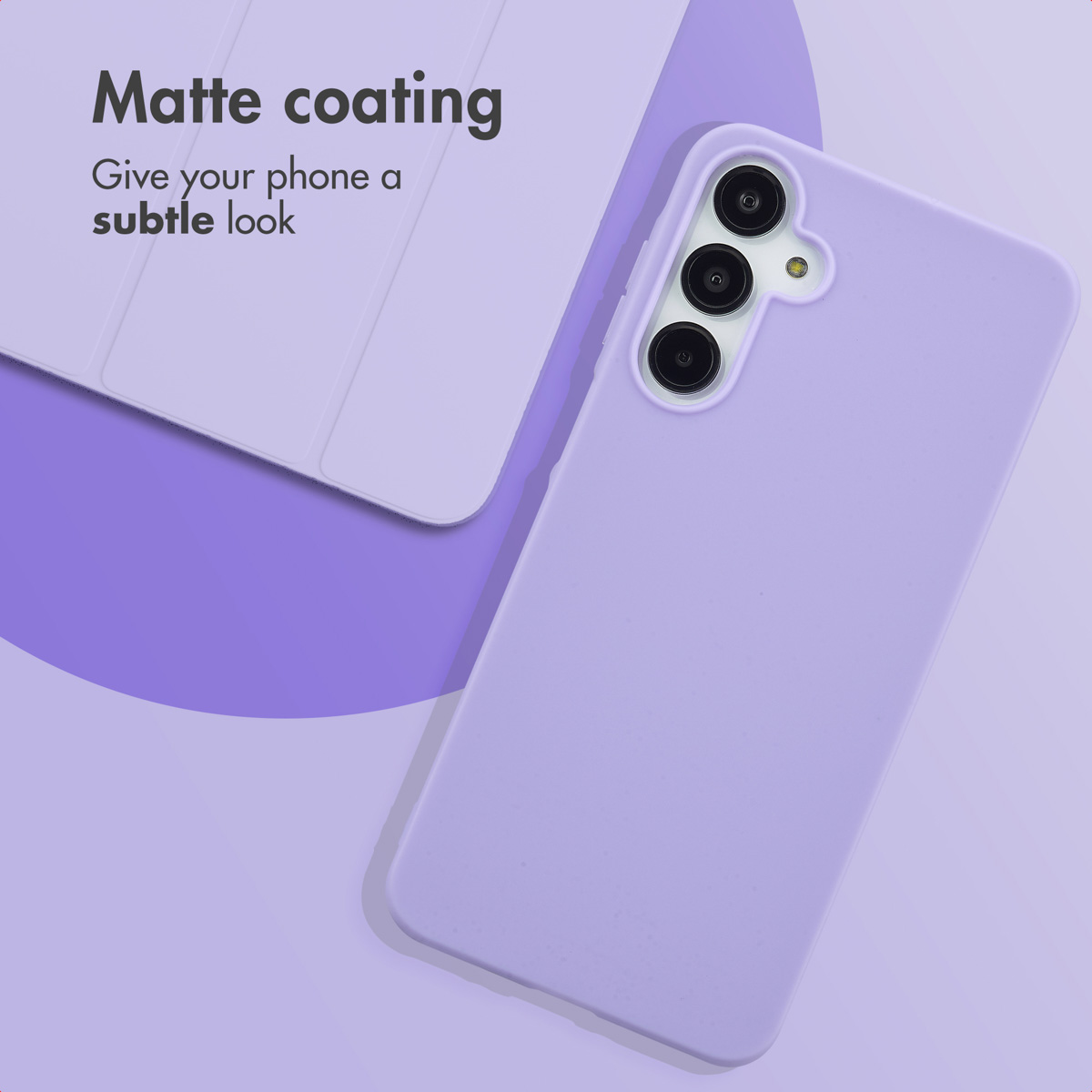 Funda de móvil morada con acabado mate y módulo de cámara sobre fondo morado con texto.