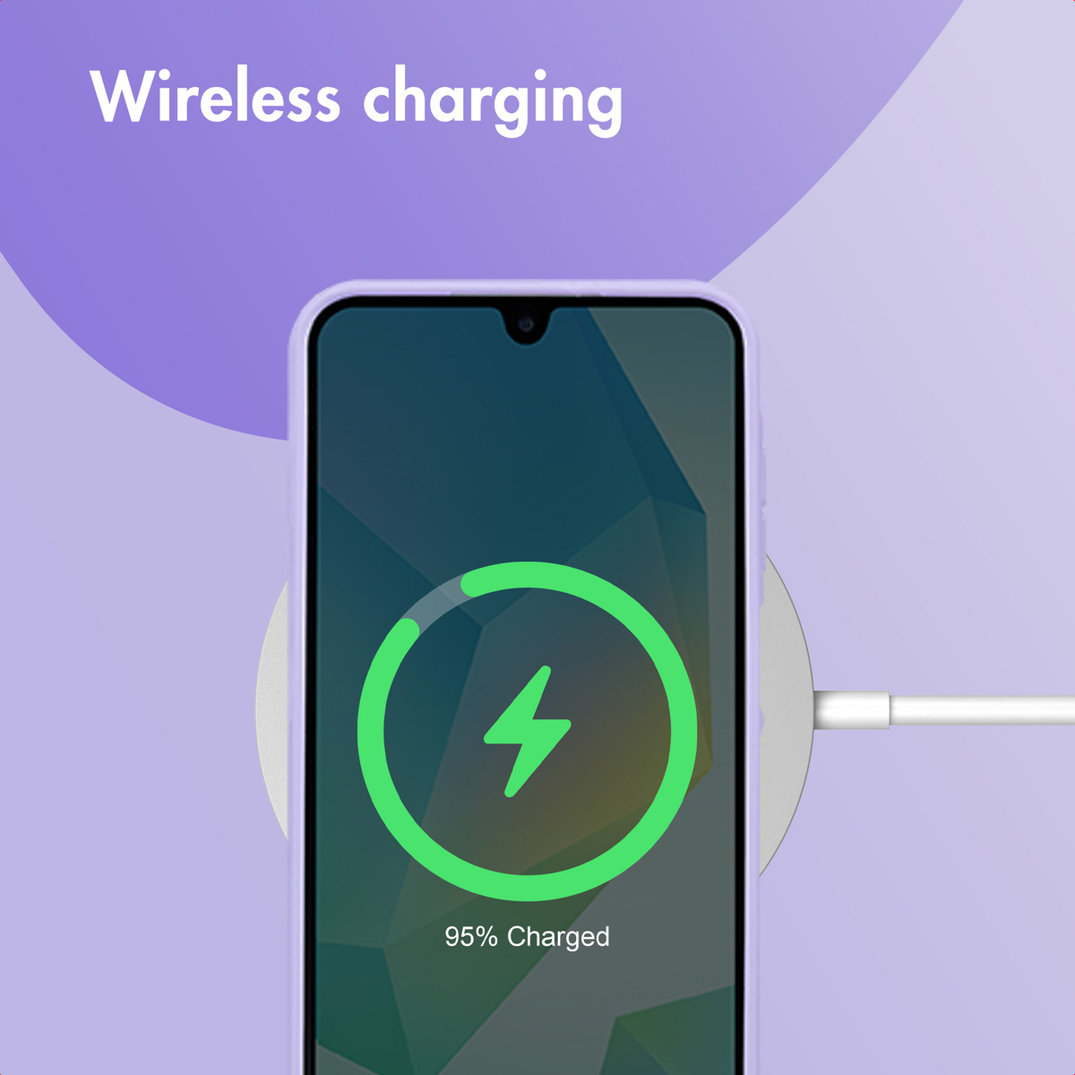 Un smartphone morado se carga de forma inalámbrica al 95% sobre una base con fondo morado.