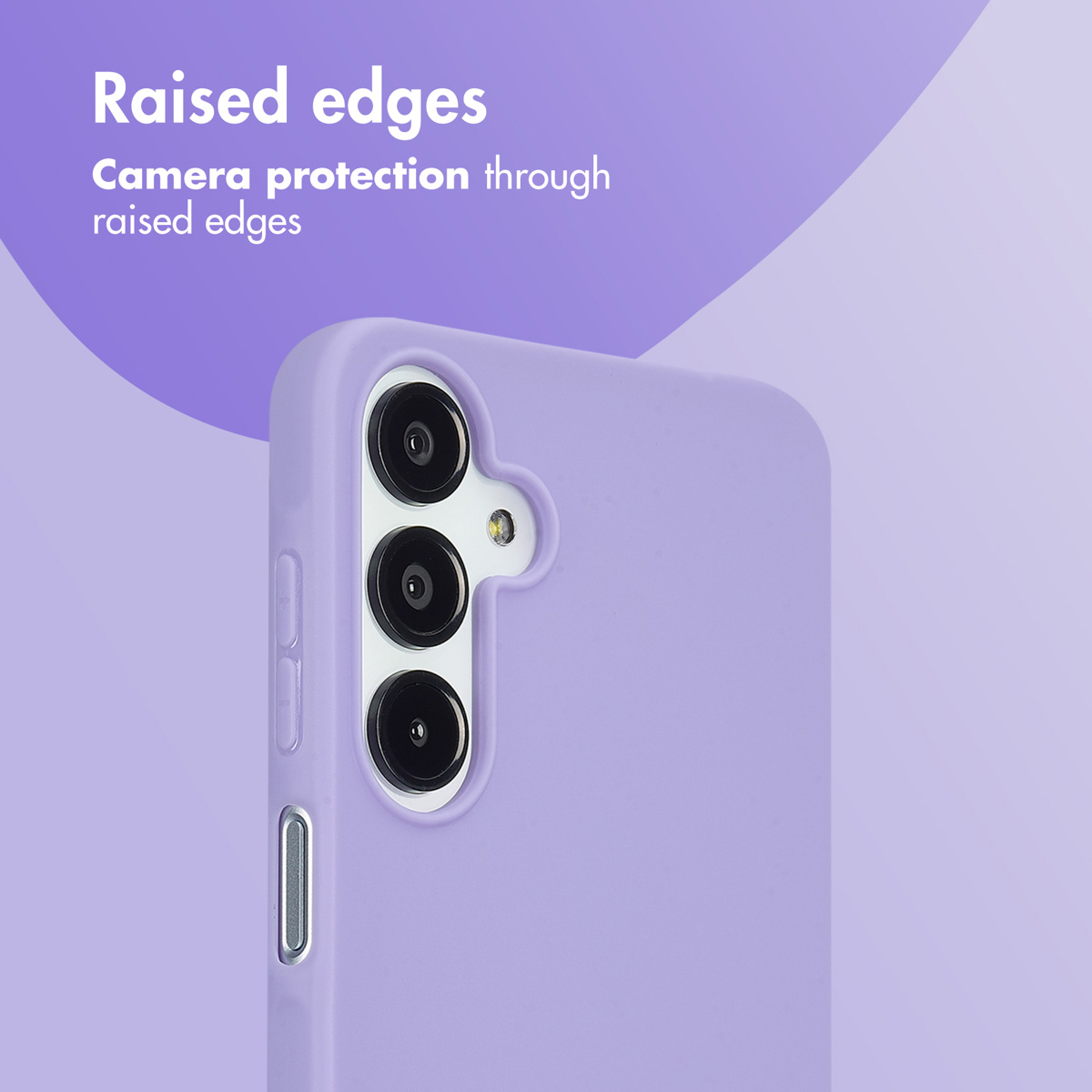 Una funda de móvil lila claro destaca bordes elevados para proteger la cámara sobre fondo morado.