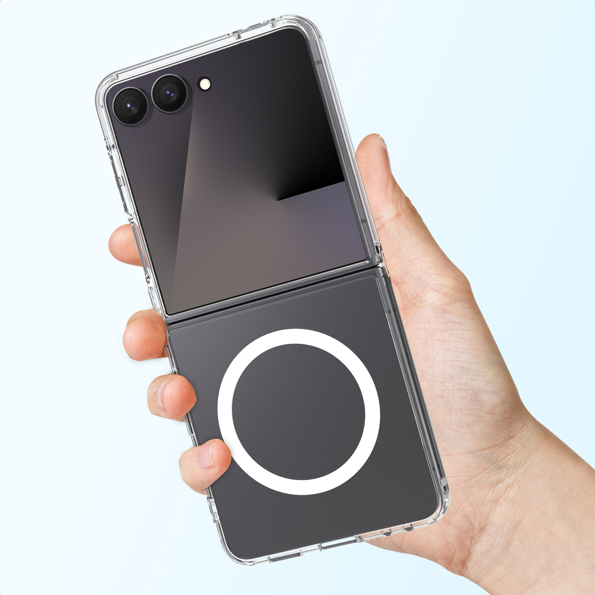 Una mano sostiene un teléfono plegable negro en una funda transparente con un anillo blanco.