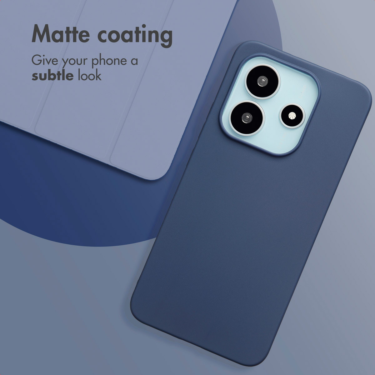 Funda de smartphone azul con acabado mate y triple cámara. Texto en el fondo.