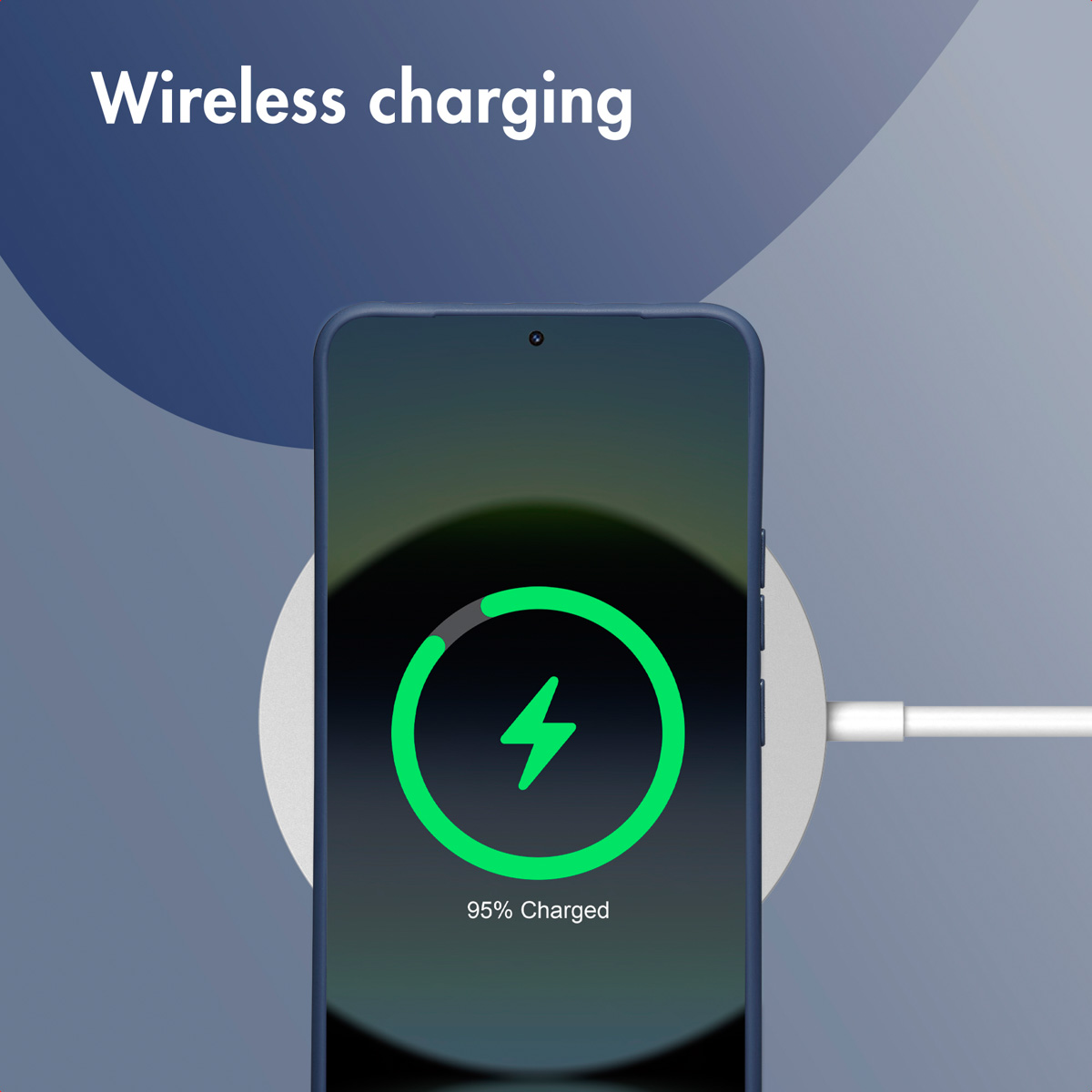 Un teléfono inteligente en una base de carga inalámbrica blanca muestra 95 por ciento cargado con un círculo verde.