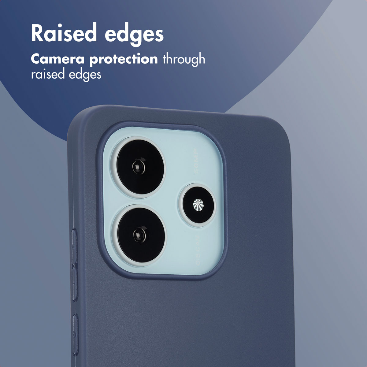 Primer plano de una funda azul con bordes elevados alrededor de la cámara triple sobre un fondo azul degradado.