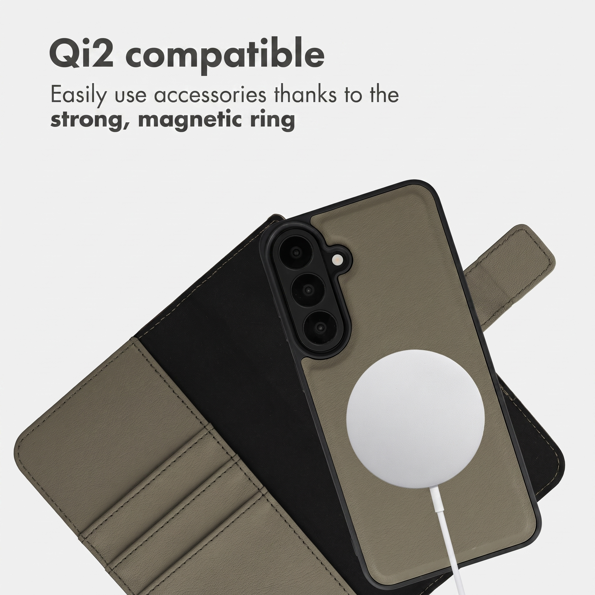 Olivgrüne Handyhülle in einer Brieftasche mit einem weißen magnetischen Qi2-Ladegerät auf der Rückseite.