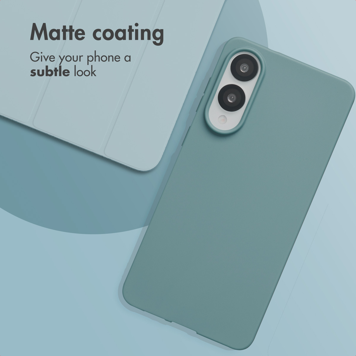 Un smartphone verde mate en funda sobre un fondo azul claro junto a una funda con tapa.