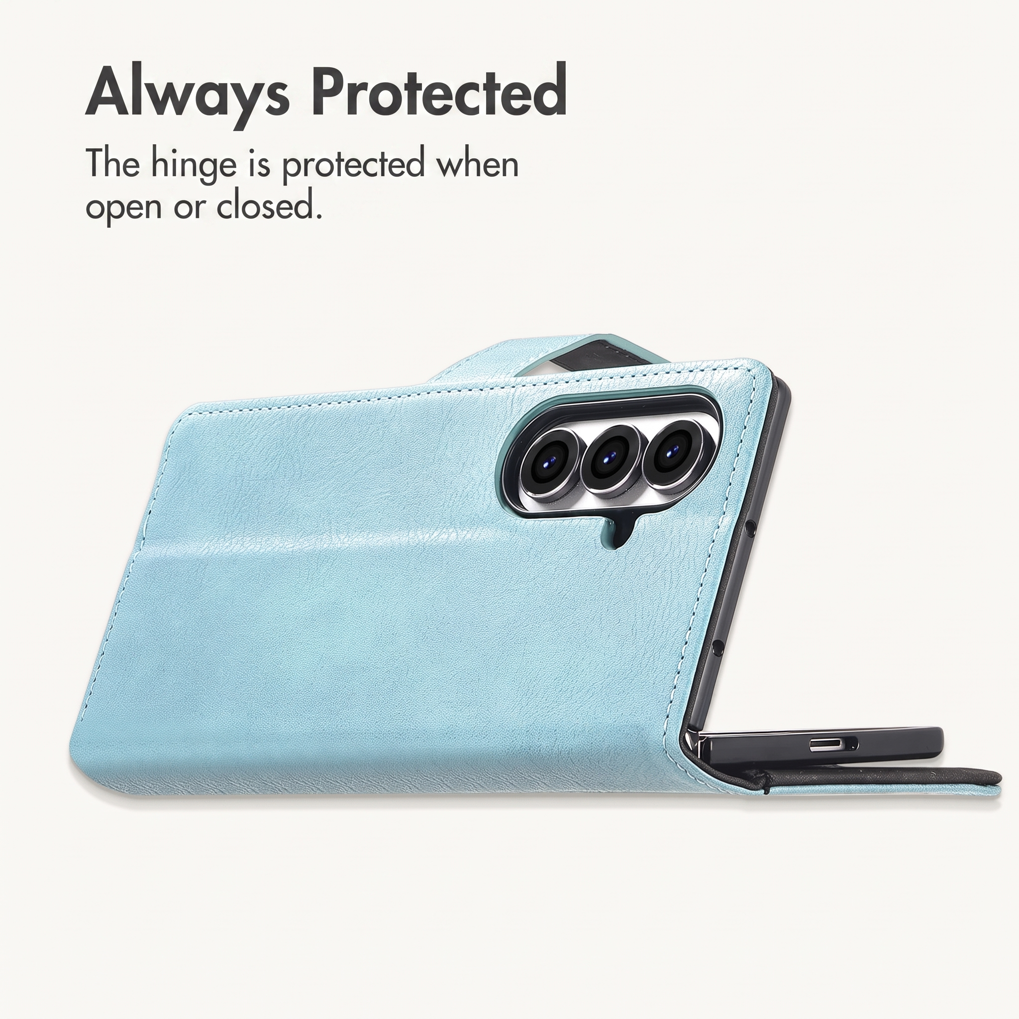 Un smartphone pliable dans un étui en cuir bleu avec triple caméra sur fond blanc.