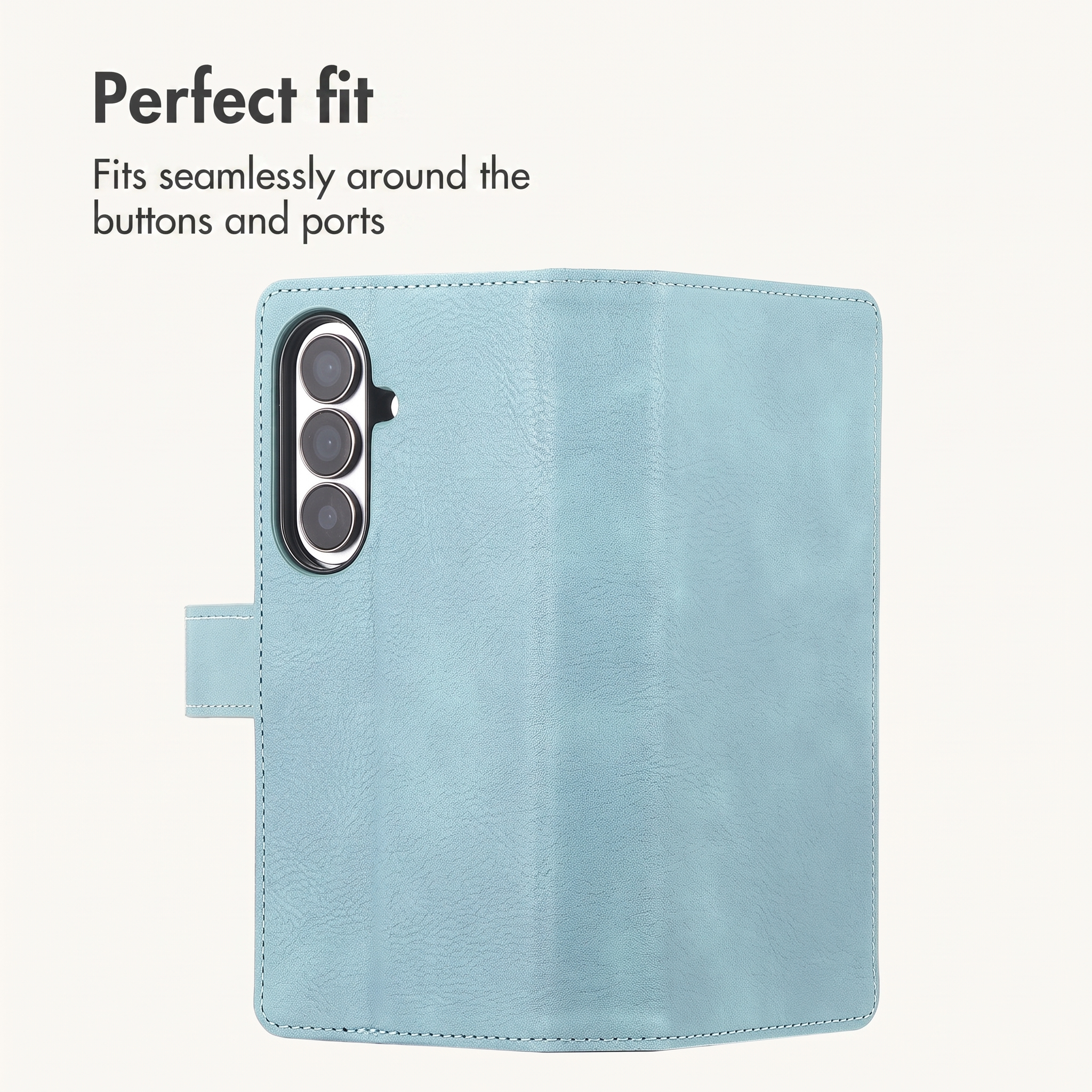 Coque de téléphone en cuir bleu clair avec découpe triple appareil photo, texte "Perfect fit".