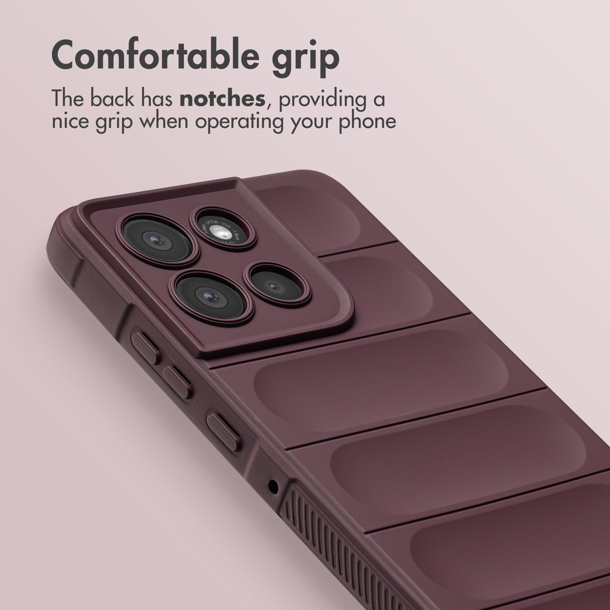 Dunkelrote Schutzhülle auf der Rückseite eines Smartphones mit geripptem Design und Kameralinsen.