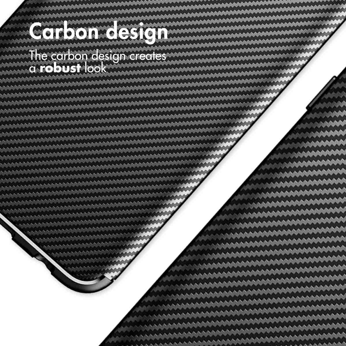 Gros plan d'une coque de smartphone avec un motif en fibre de carbone noire et du texte blanc.
