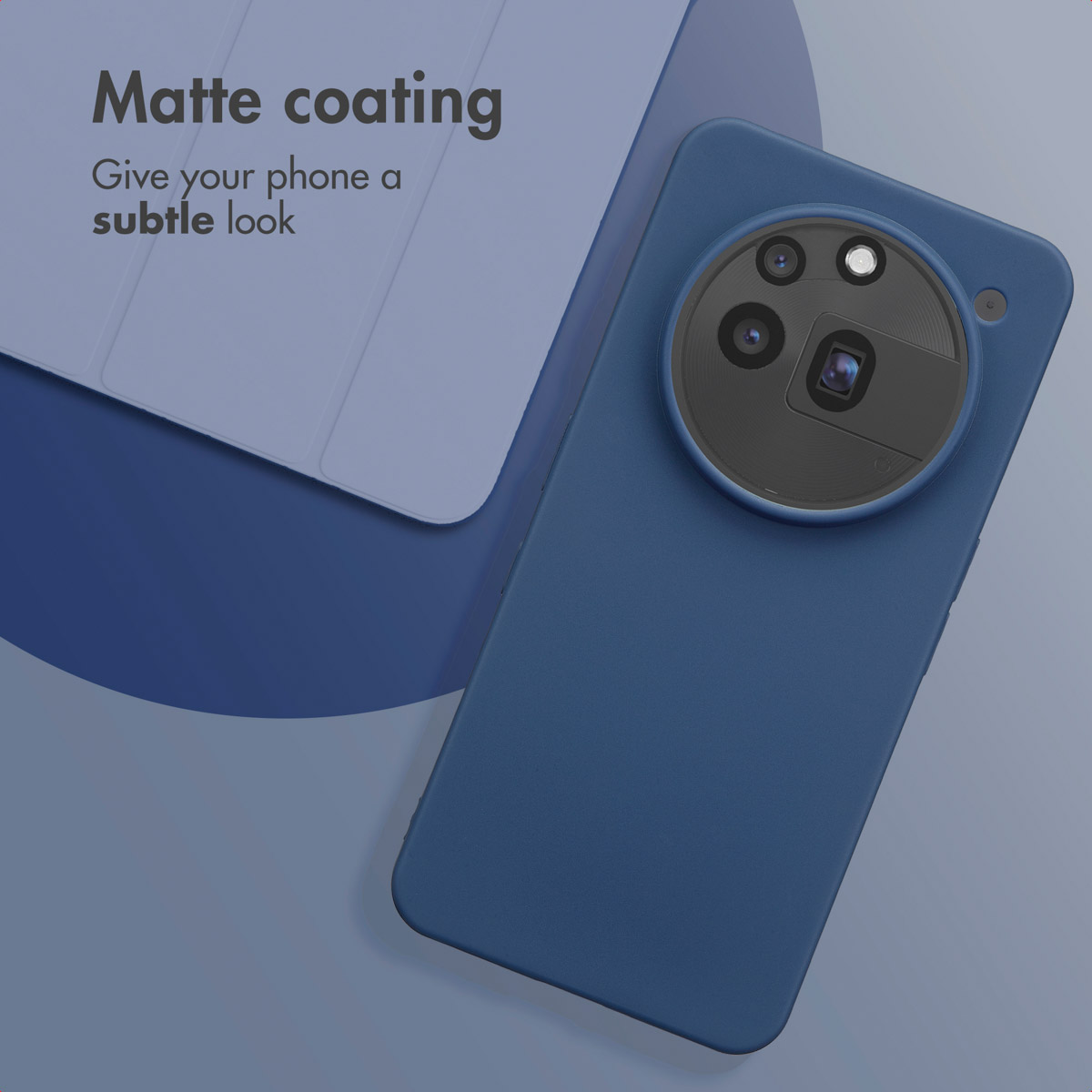 Smartphone azul con revestimiento mate y módulo de cámara redondo, colocado junto a una funda a juego.