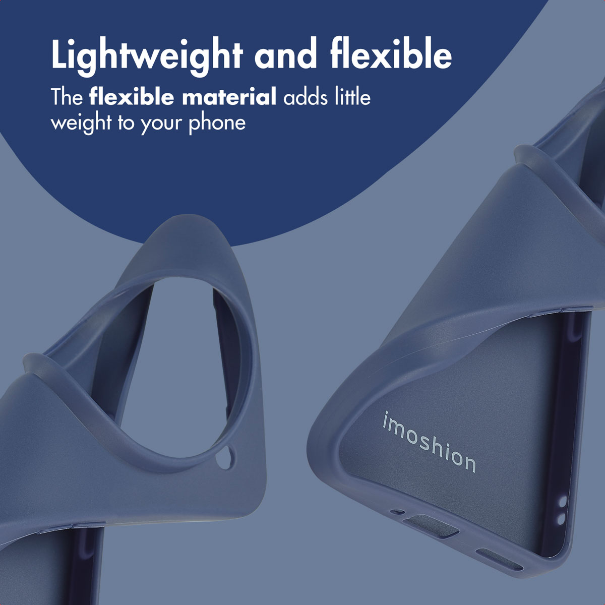 Funda de smartphone Imoshion azul que demuestra su flexibilidad y diseño ligero sobre fondo azul.