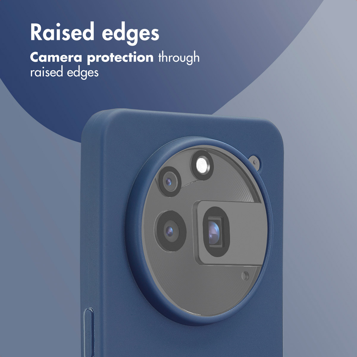 Funda de móvil azul con bordes elevados para la protección de la cámara sobre fondo claro.