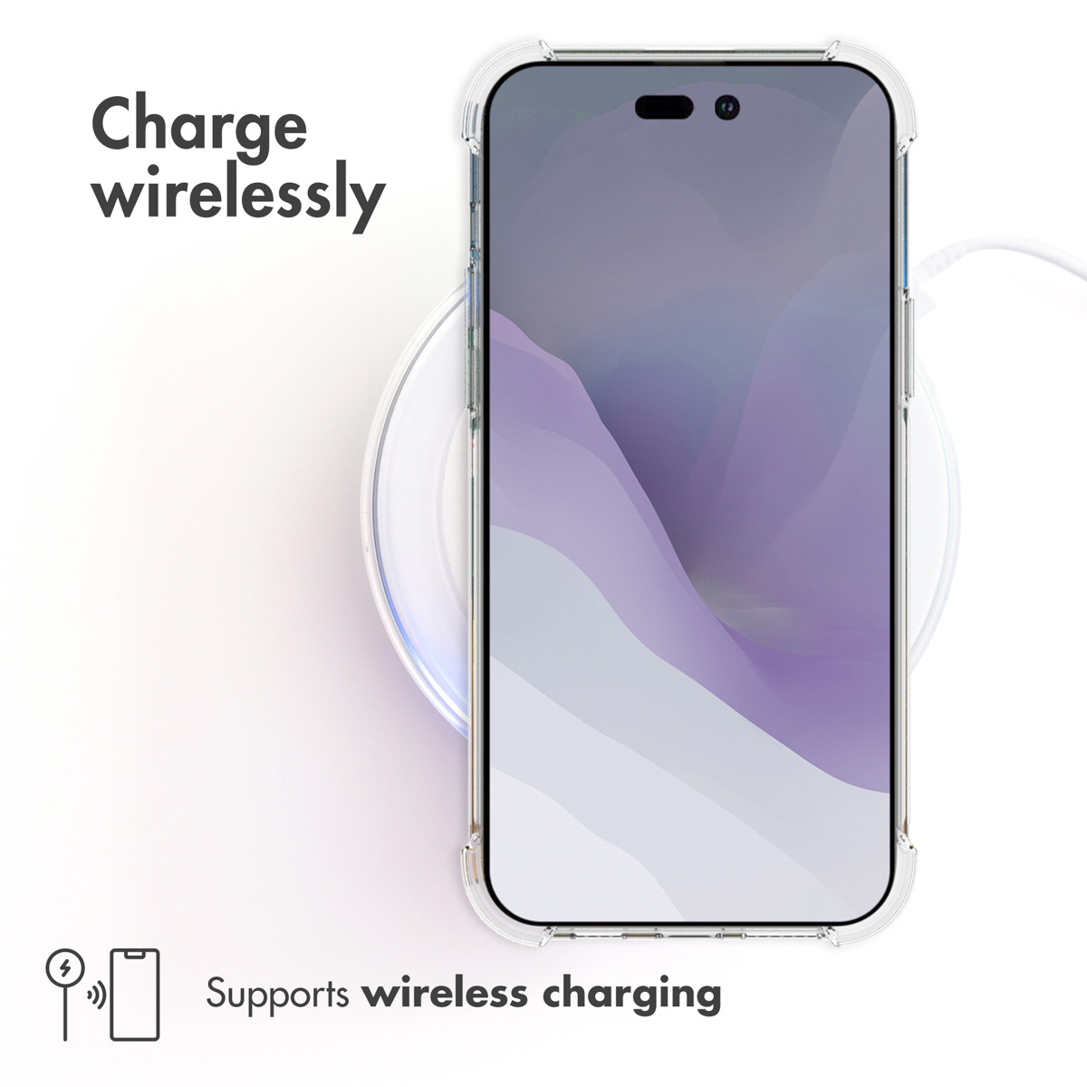 Un teléfono inteligente en una funda transparente descansa sobre una base de carga inalámbrica blanca.
