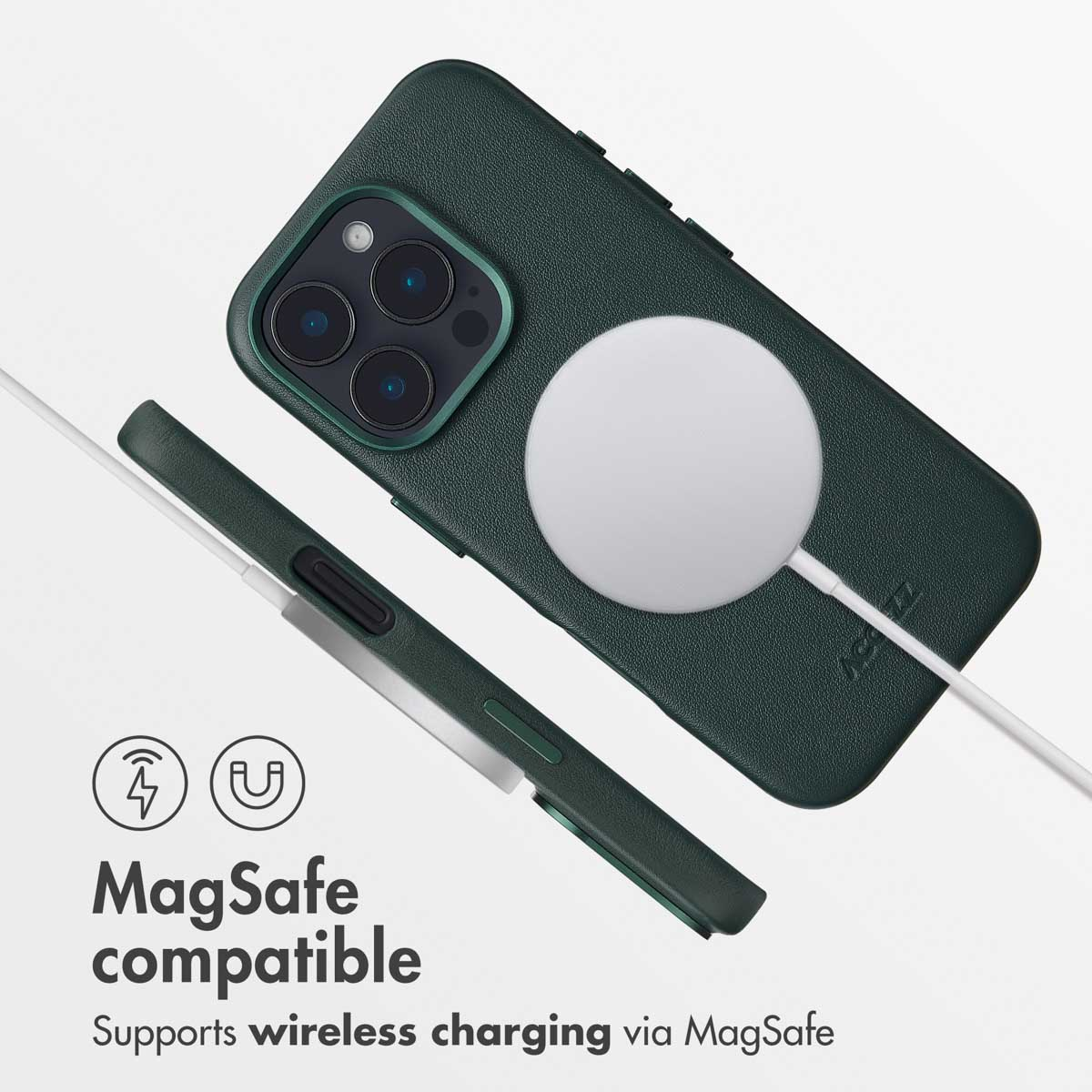 Coque de téléphone en cuir vert avec chargeur MagSafe blanc et câble sur fond clair.