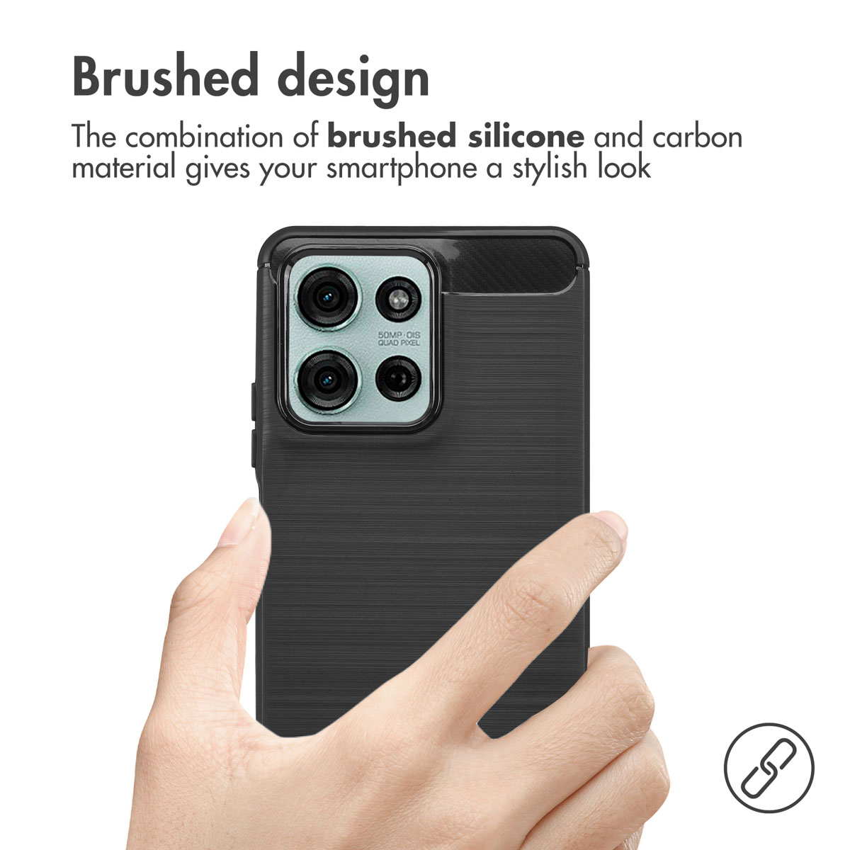 Mano sosteniendo un smartphone negro con diseño cepillado y cuatro cámaras.
