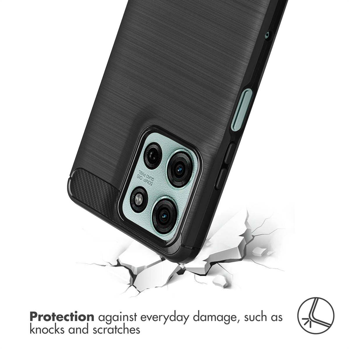 Funda de teléfono negra con textura de metal cepillado y recorte para cámara, sobre superficie agrietada.