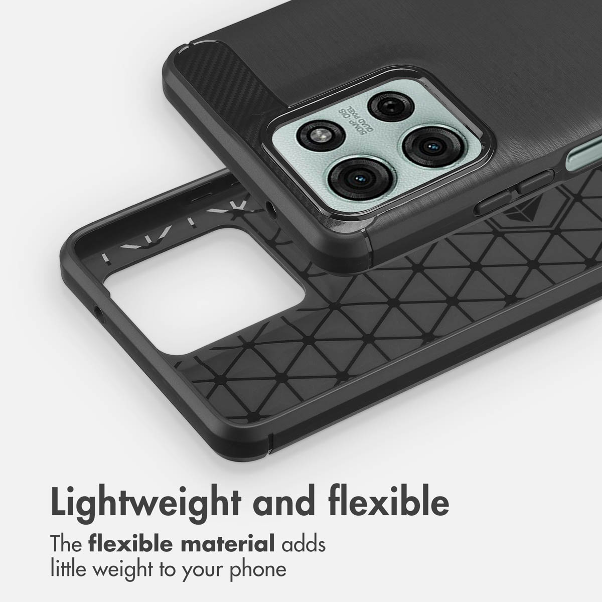 Un smartphone negro en una funda protectora flexible con triple cámara y patrón geométrico interior.