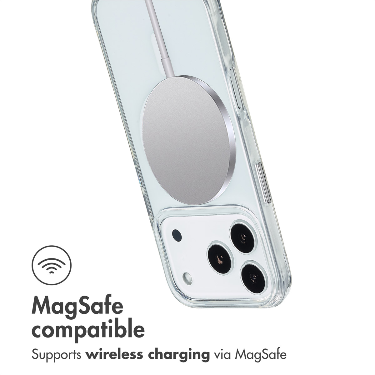 Ein Smartphone in einer transparenten Hülle lädt kabellos mit einem runden MagSafe-Ladegerät.