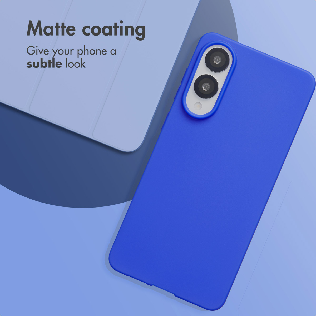 Un teléfono azul con funda protectora mate y cámara sobre un fondo azul claro con texto.