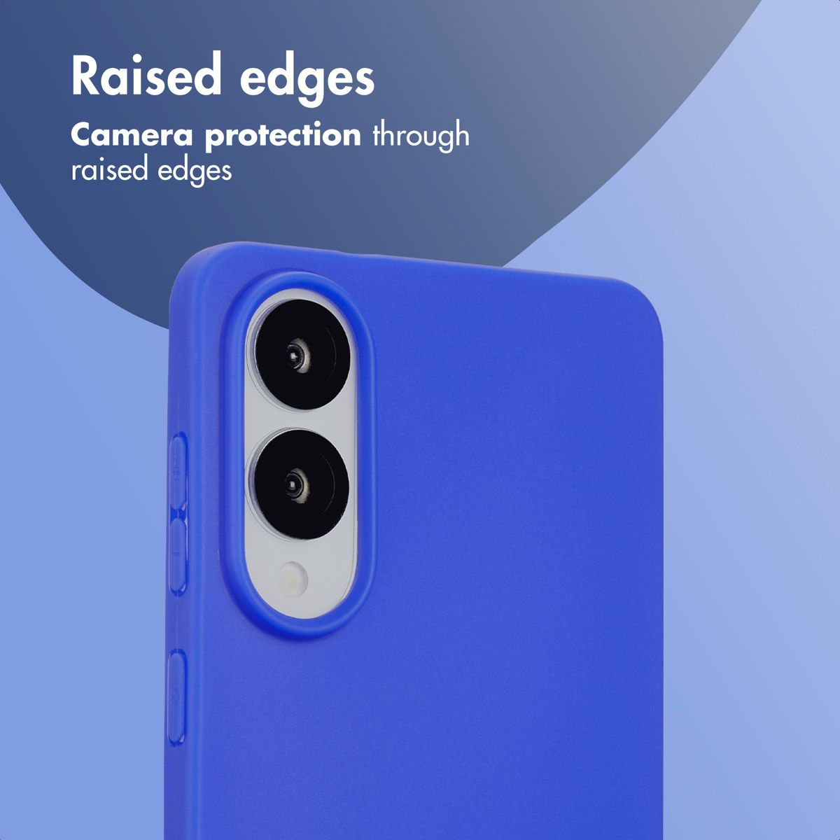 Una funda azul para smartphone destaca los bordes elevados alrededor de la cámara dual sobre fondo azul.