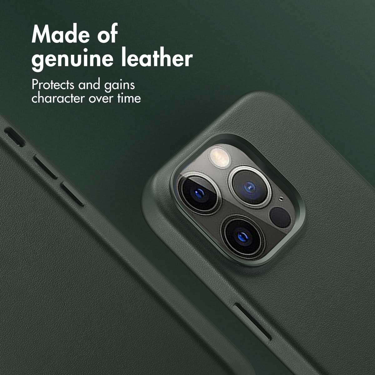 Custodia per telefono in pelle verde scuro con tripla fotocamera e testo a sinistra.