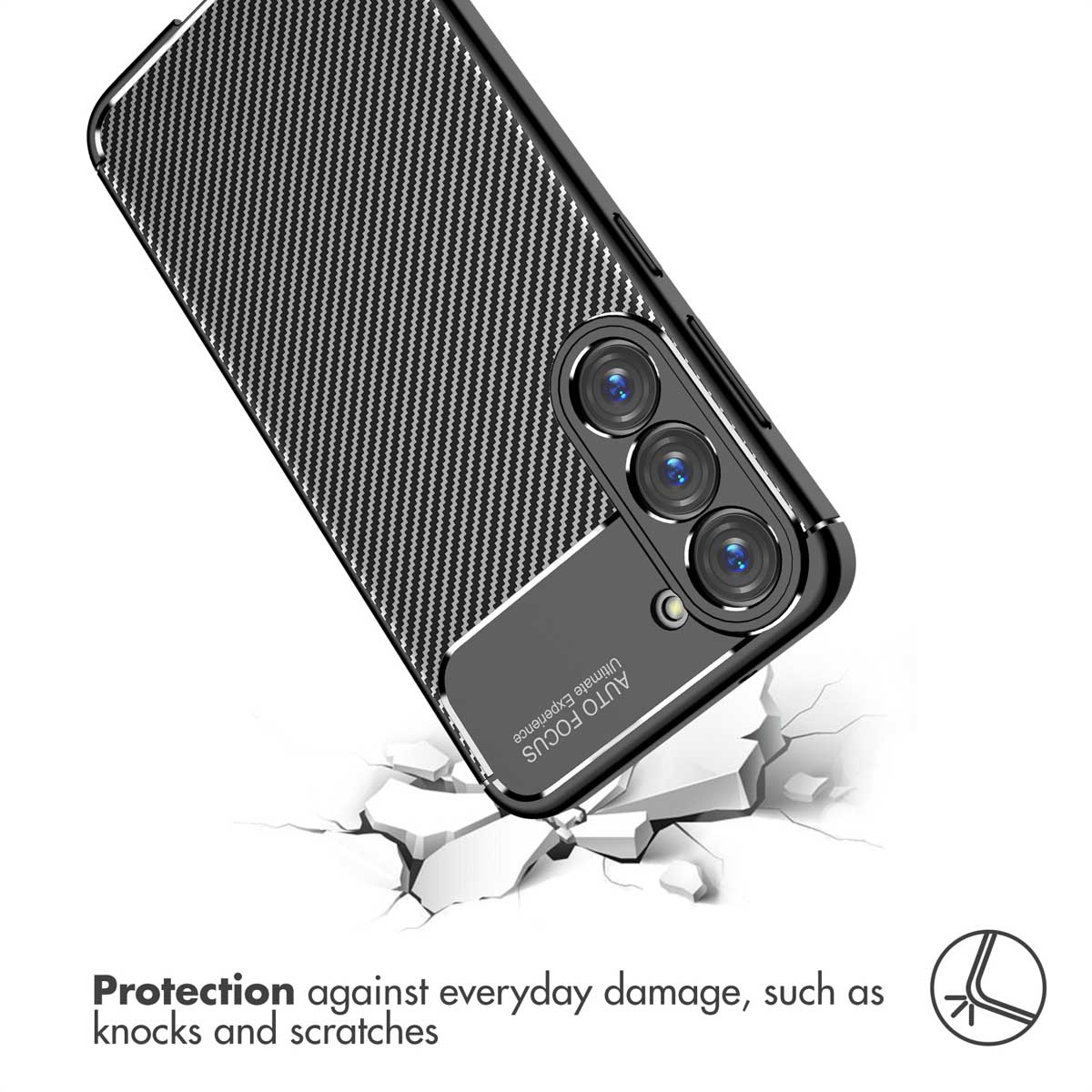 Une coque de téléphone en fibre de carbone sur fond fissuré, avec texte et icône en bas.