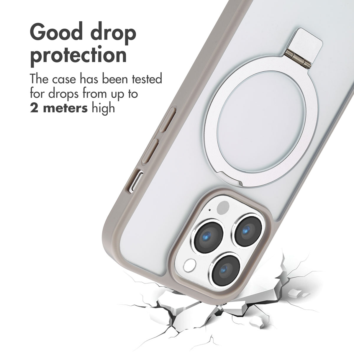 Una custodia con supporto ad anello e tripla fotocamera cade su una superficie crepata, con testo protettivo.