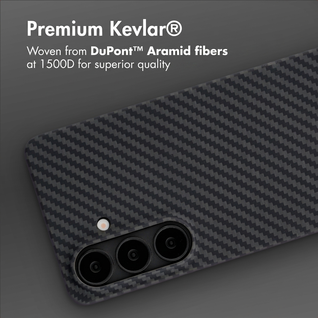 Funda de teléfono de Kevlar negra con patrón de carbono y tres cámaras, texto arriba.