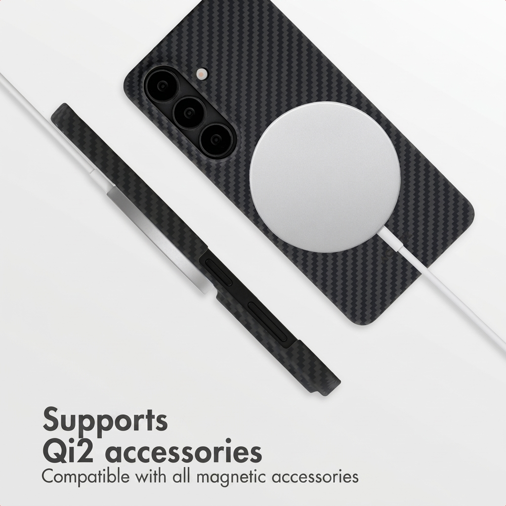 Fundador de fibra de carbono con cargador magnético y texto sobre accesorios Qi2 en fondo blanco.