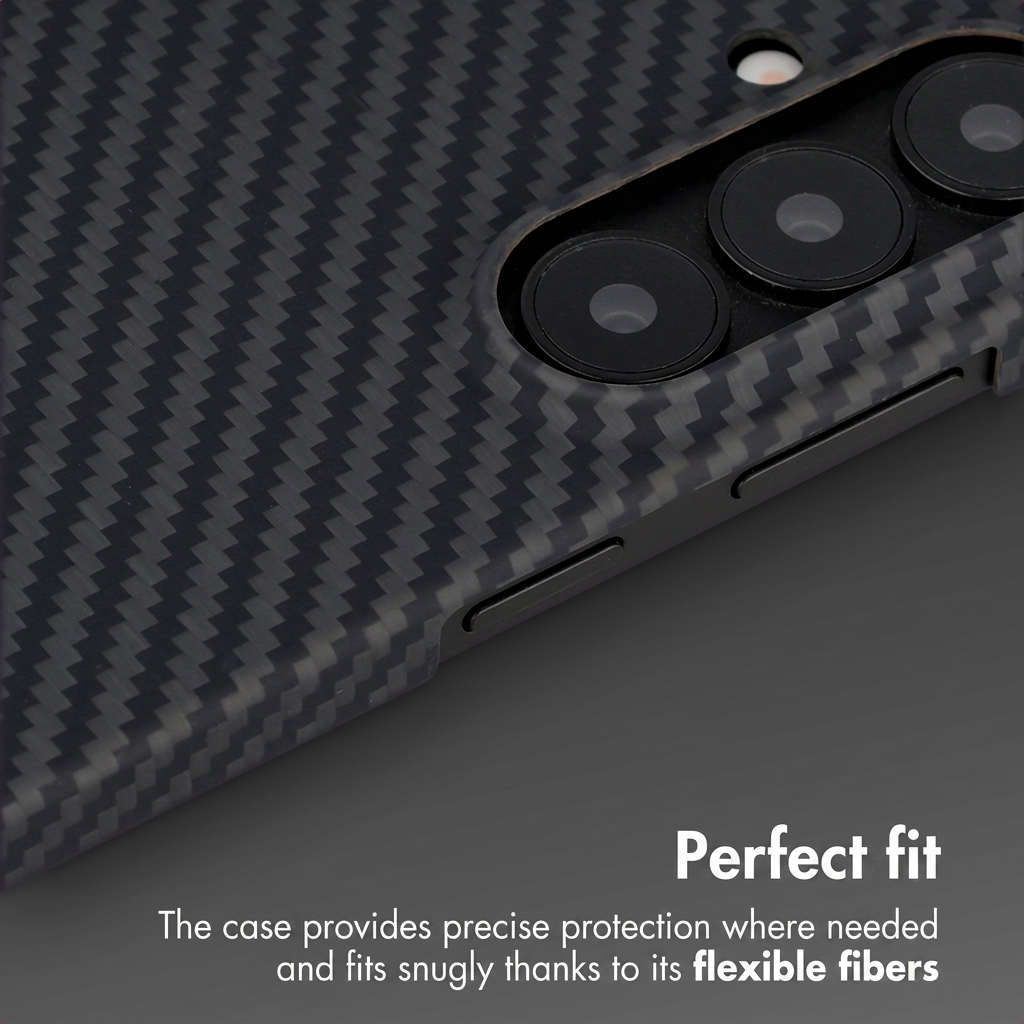 Funda de teléfono de fibra de carbono negra con lentes de cámara y botones.